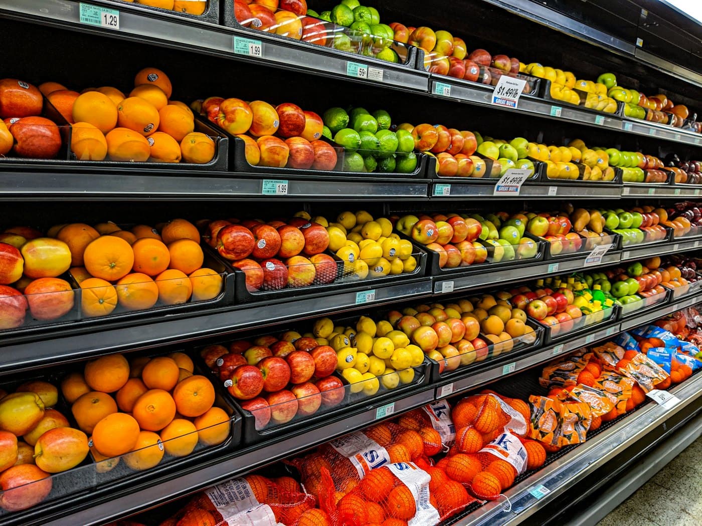 Scaffali di frutta ben riforniti in un negozio